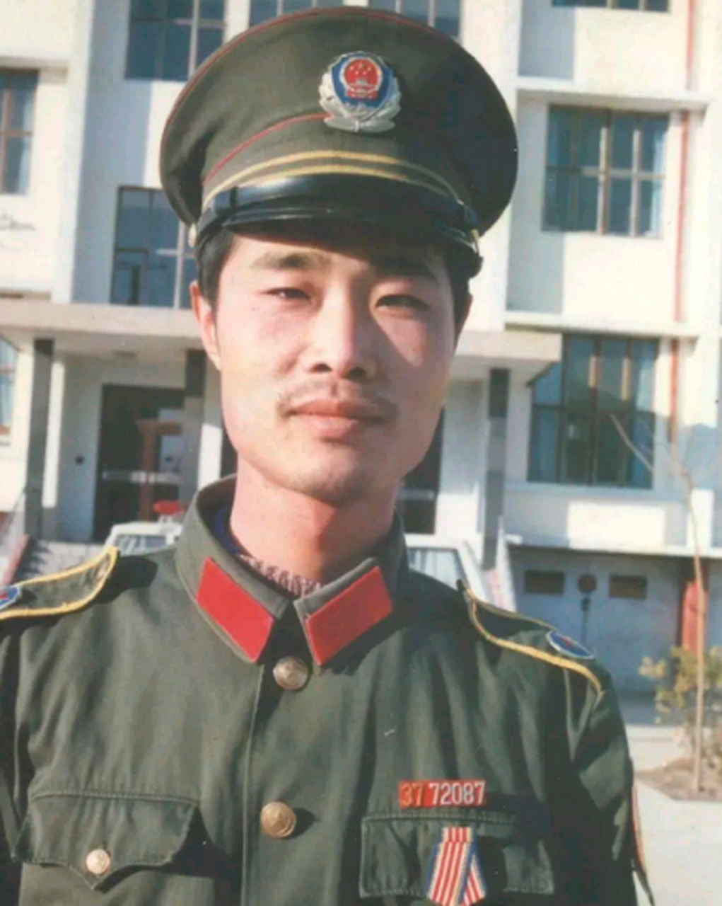 80年代一名警察的留影,那个时候社会治安比较乱,警察的任务极重.