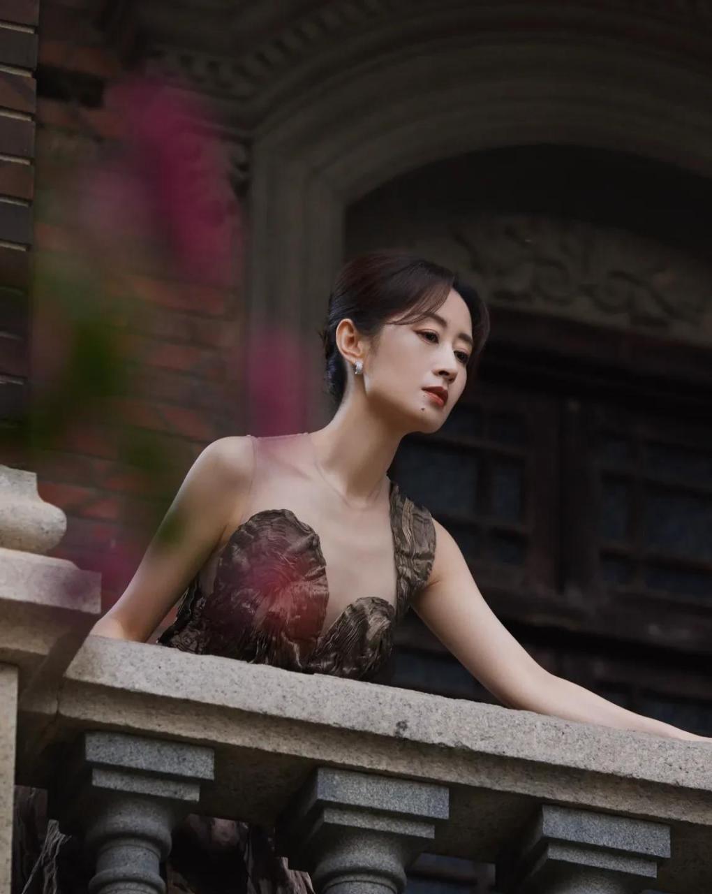 百家号星火计划# 刘敏涛有种迷人风情,穿低胸裙骨感冷艳,气质和普通