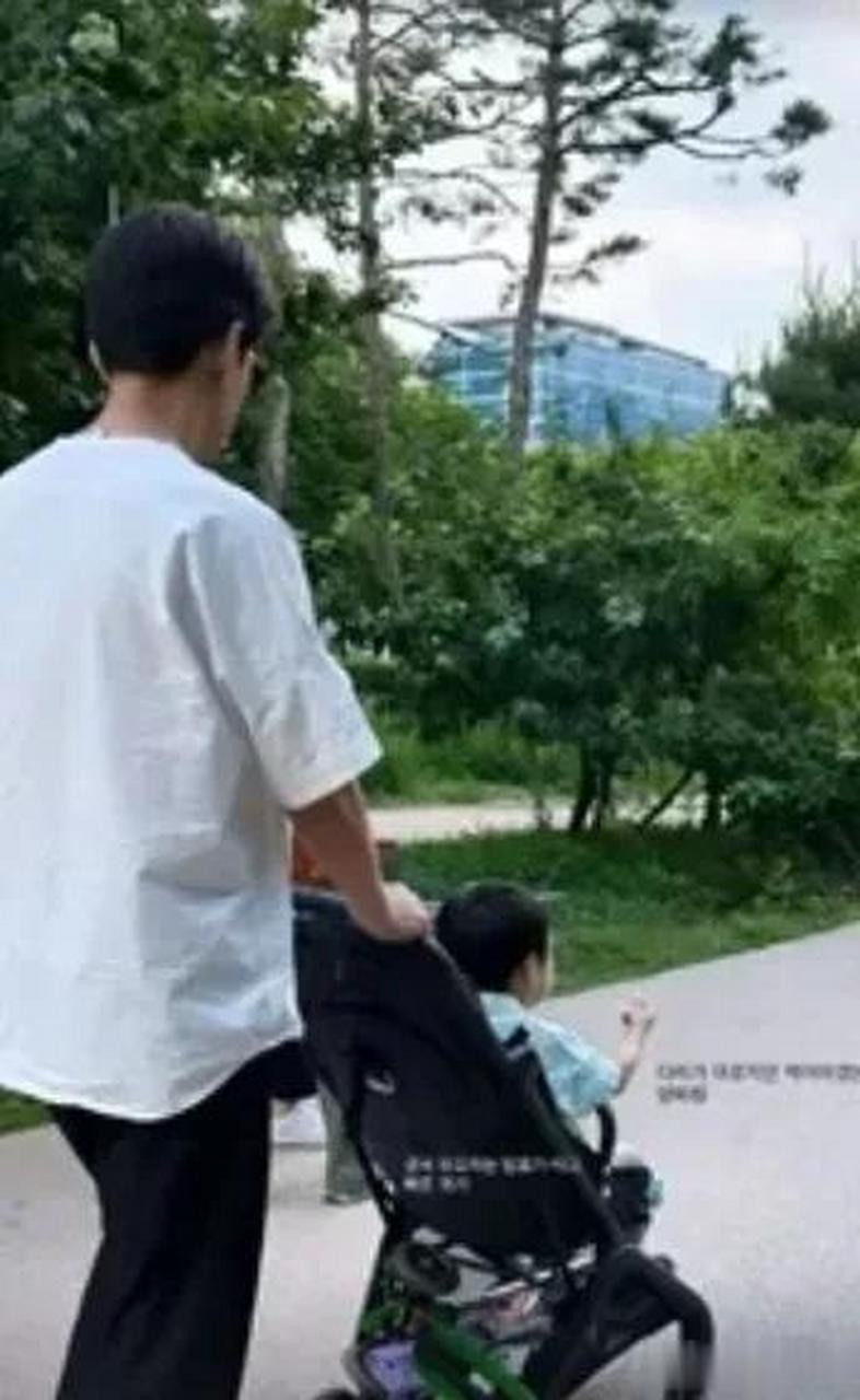 公开的照片中,徐秀妍和李必模正在和两个儿子度过幸福时光.