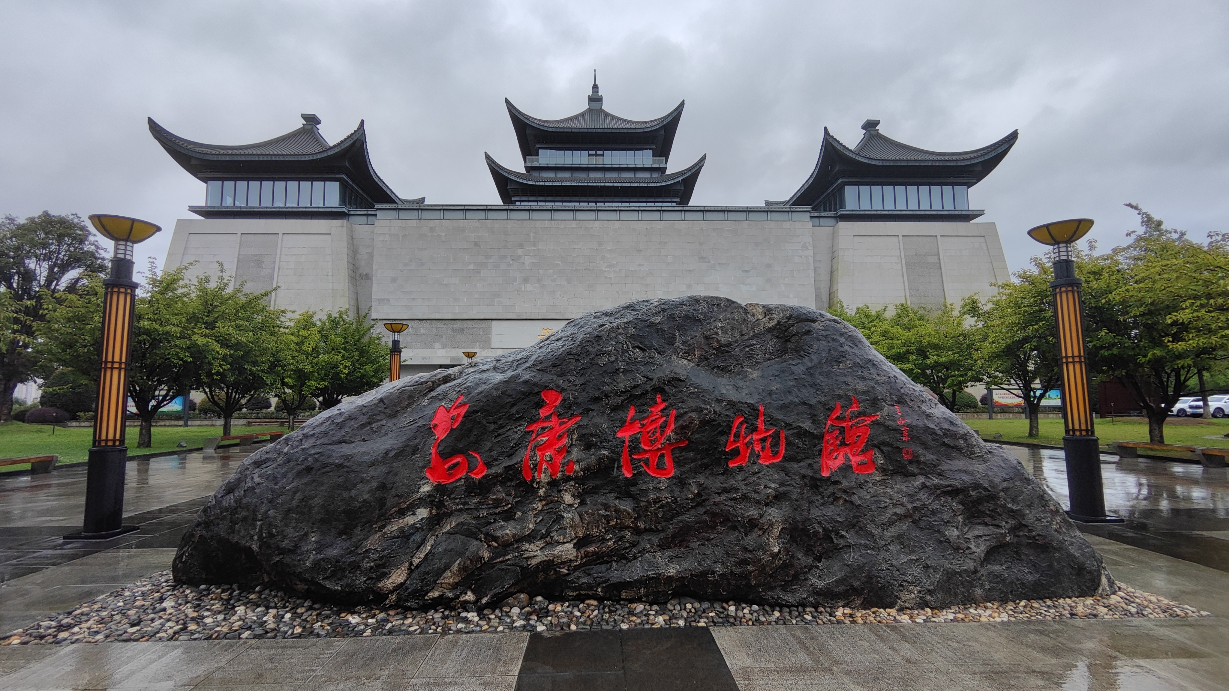 博物馆位于安康市中心,交通便利,旁边就是美丽的绿地公园,是个闲适