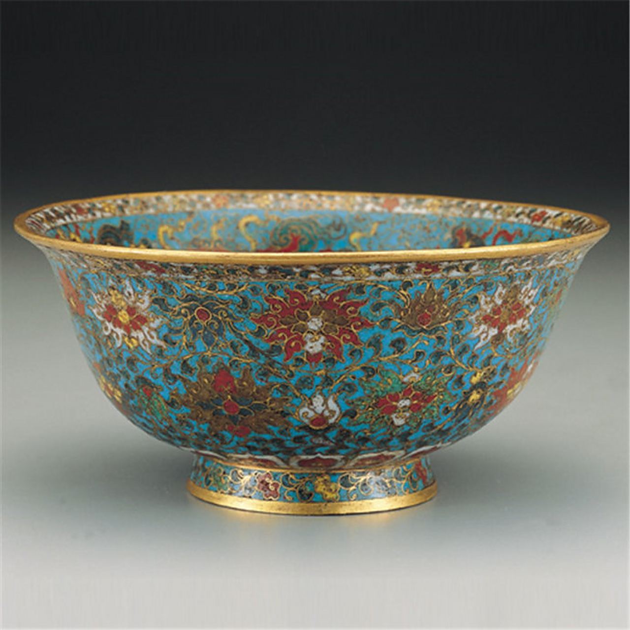 #文物# 这是一组明代的珐琅器.珐琅器是以珐琅为材料装饰而制成的器物