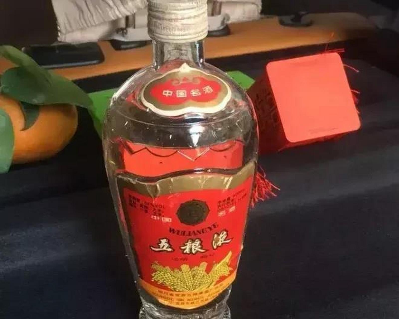 同学相聚,一同学带来了85年的五粮液酒,他说这酒算2000,其余的费用他