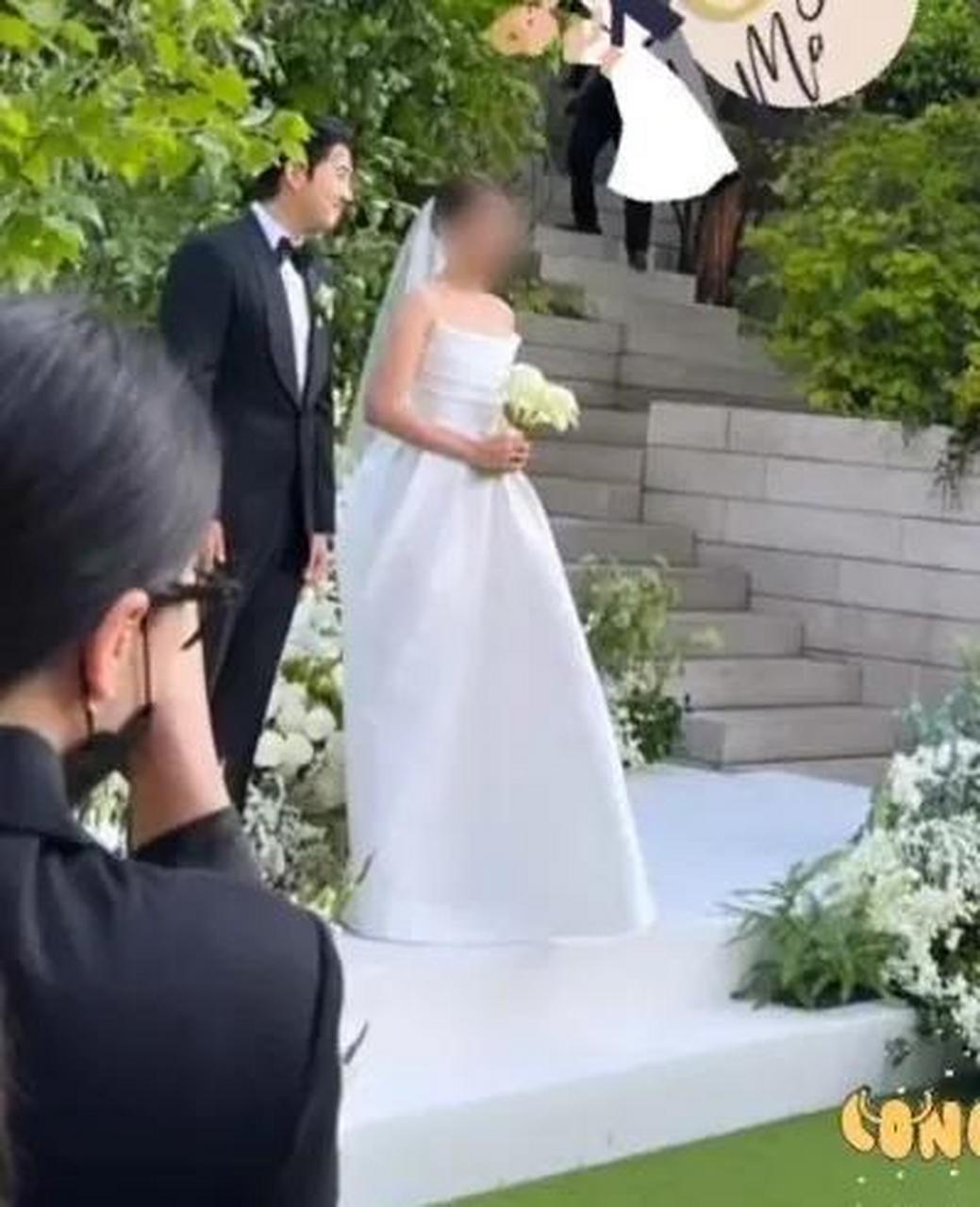 尹启相婚礼现场图公开,漂亮的新娘和笑容不断的新郎