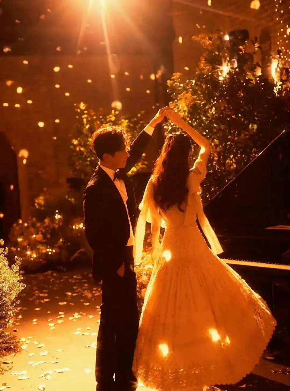 网友:唐嫣与罗晋的结婚照最让人印象深刻,真的有偶像剧的感觉.