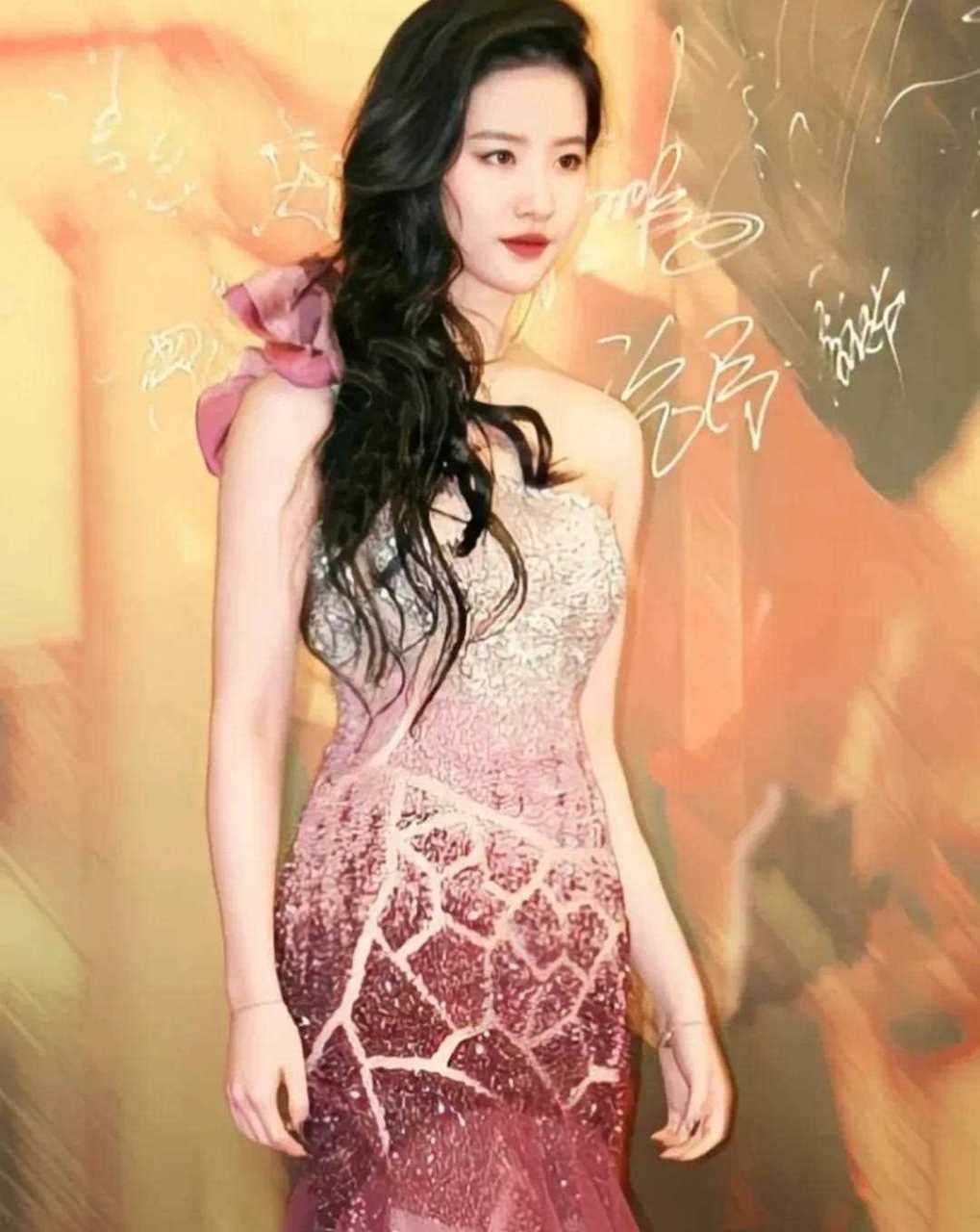 刘亦菲一袭渐变星河裙,真的很像人鱼公主,清新脱俗又妍丽迷人 刘亦菲