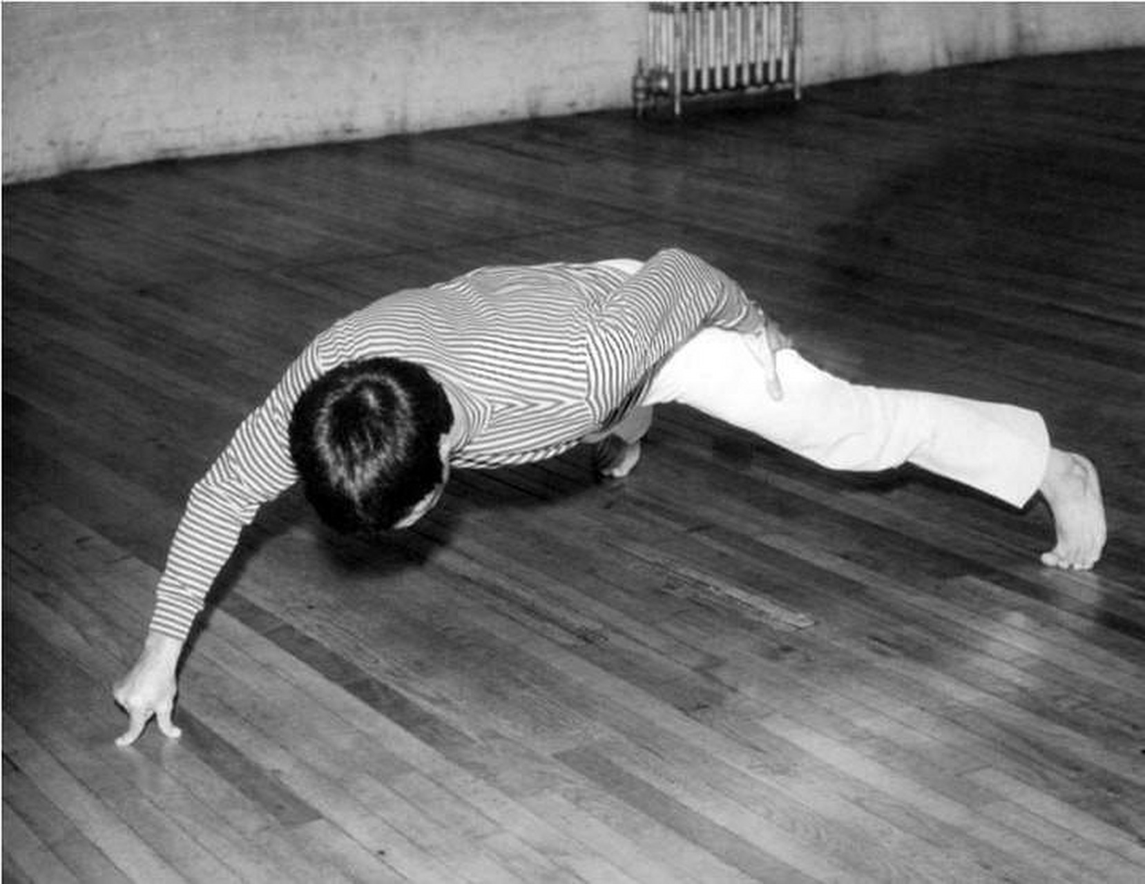 功夫巨星李小龙用二指禅做俯卧撑