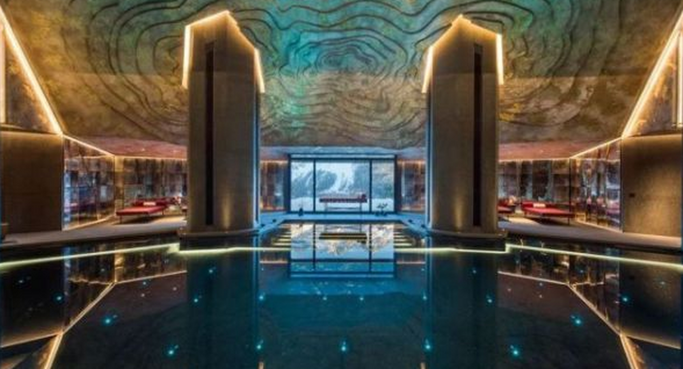 是位于瑞士圣莫里茨滑雪场的"蓝丝黛尔石豪华别墅",价值1