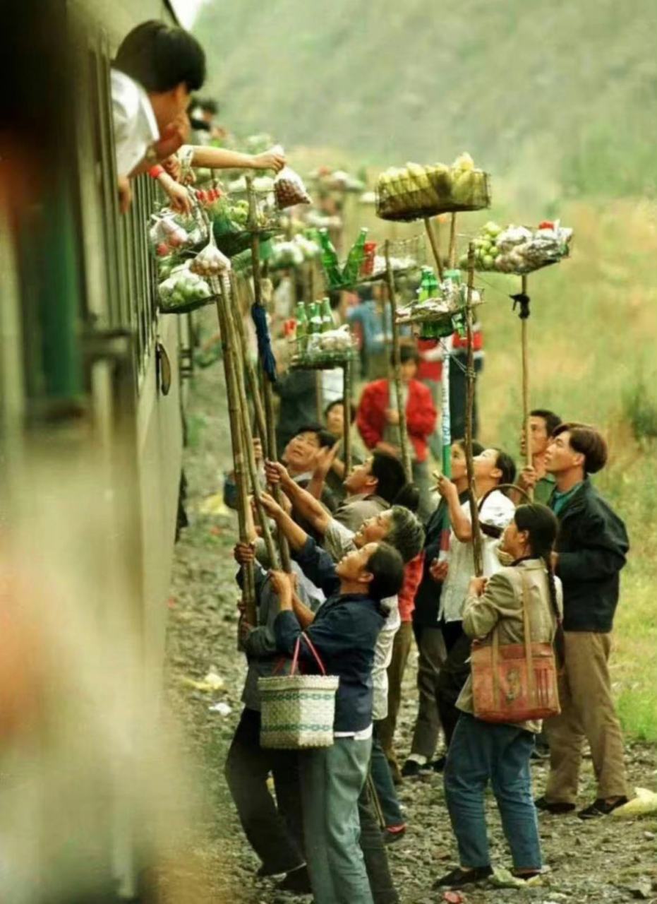 1996年,河北的某火车站叫卖的人 676767