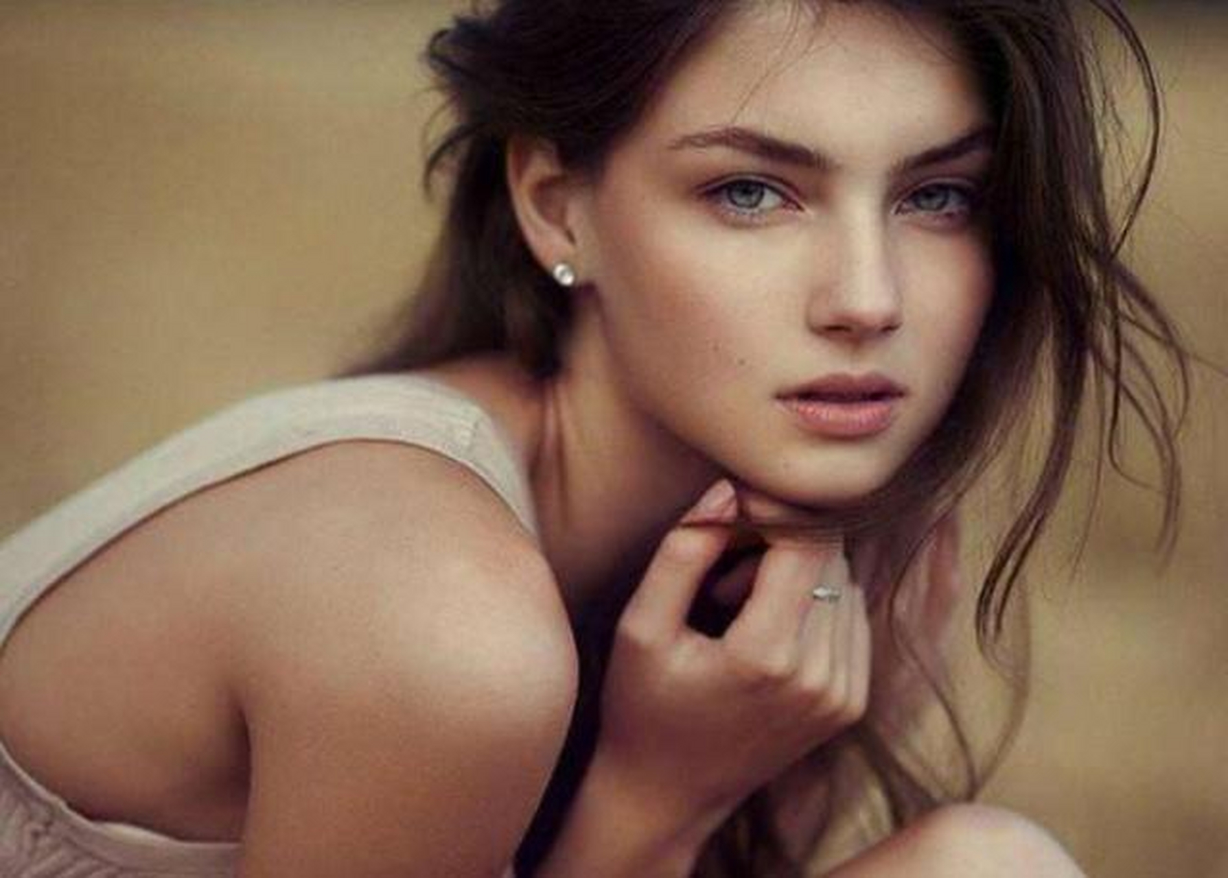 有一个漂亮的犹太女人,她进了一批油灯8元一个,卖10元也没人要,后来她