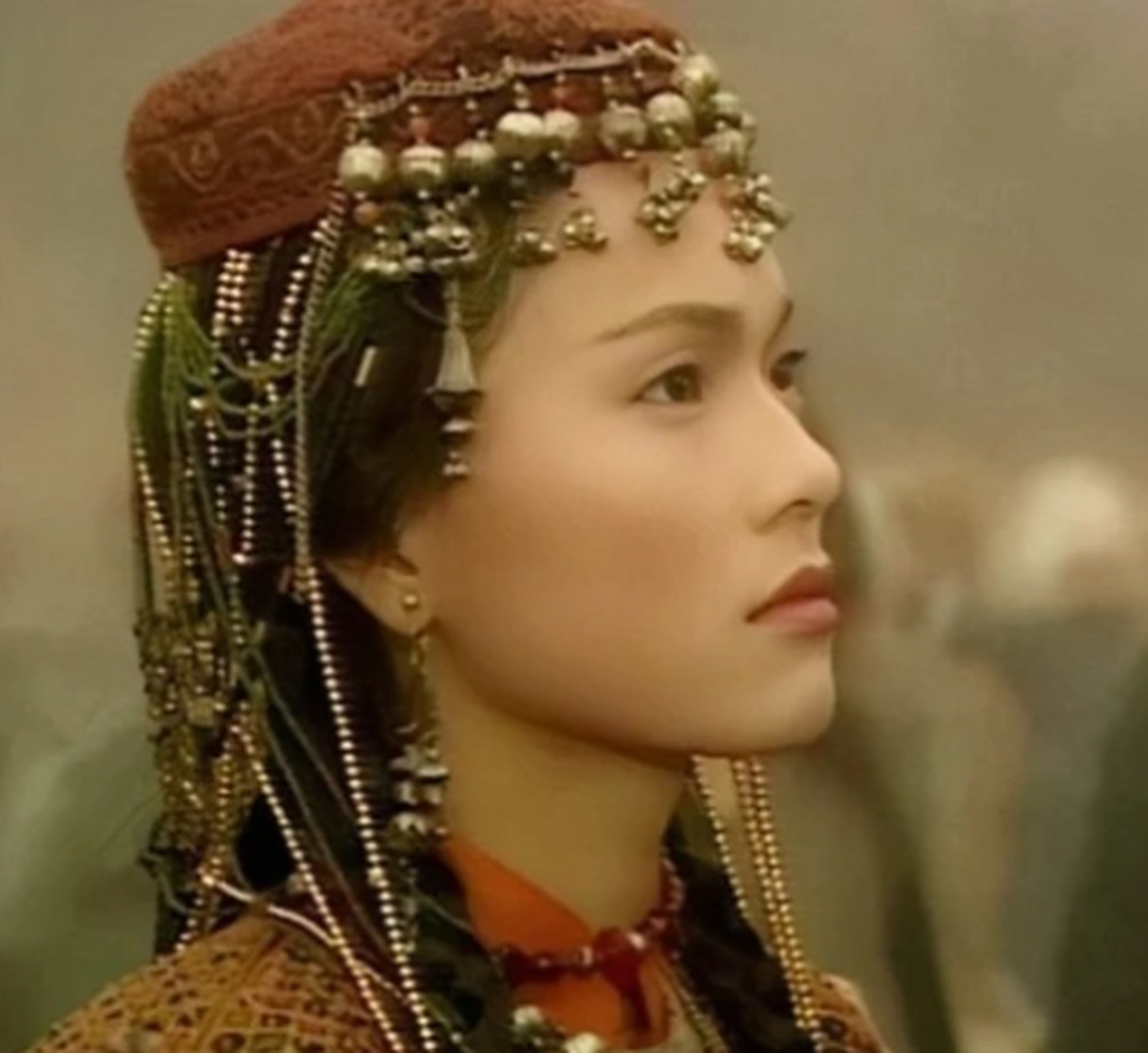 金庸先生在《射雕英雄传》中对华筝公主的容貌描写是剑眉大眼,满脸