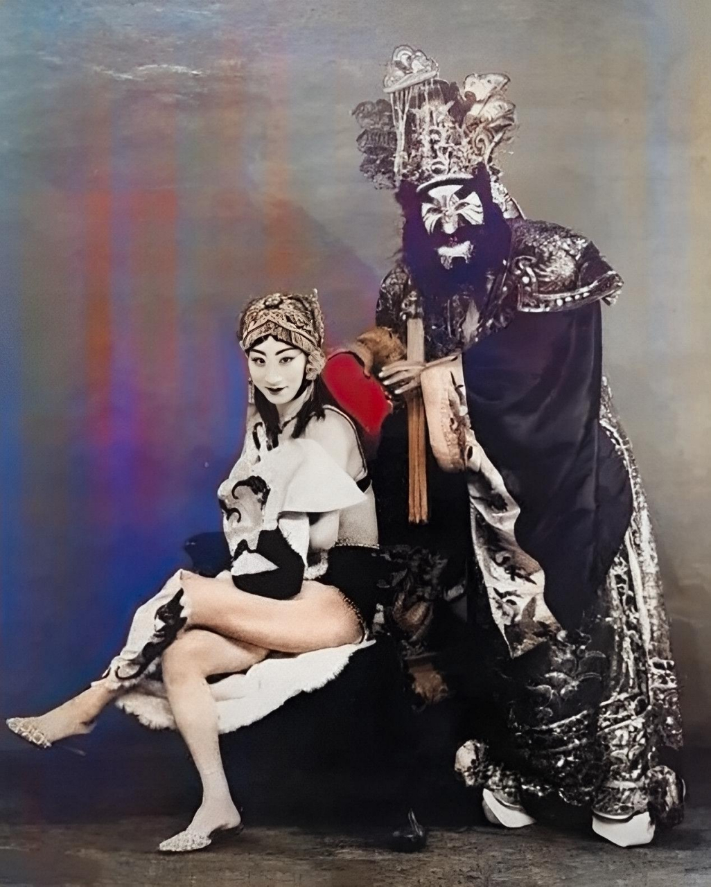 1931年,在天津的《诸神》海报上,花脸·男演员以"纣王盗"的身份站在