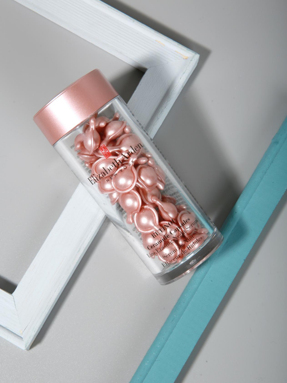 雅顿粉胶这款精华是透明啫喱质地,延展性很好,上脸抹开后会有一种柔和