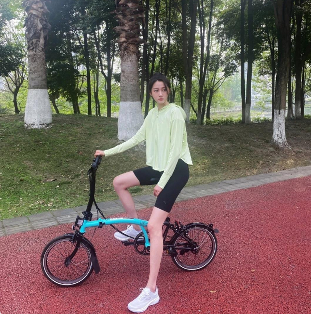 关晓彤在公园里骑车青春活力,梳着高马尾特别减龄.