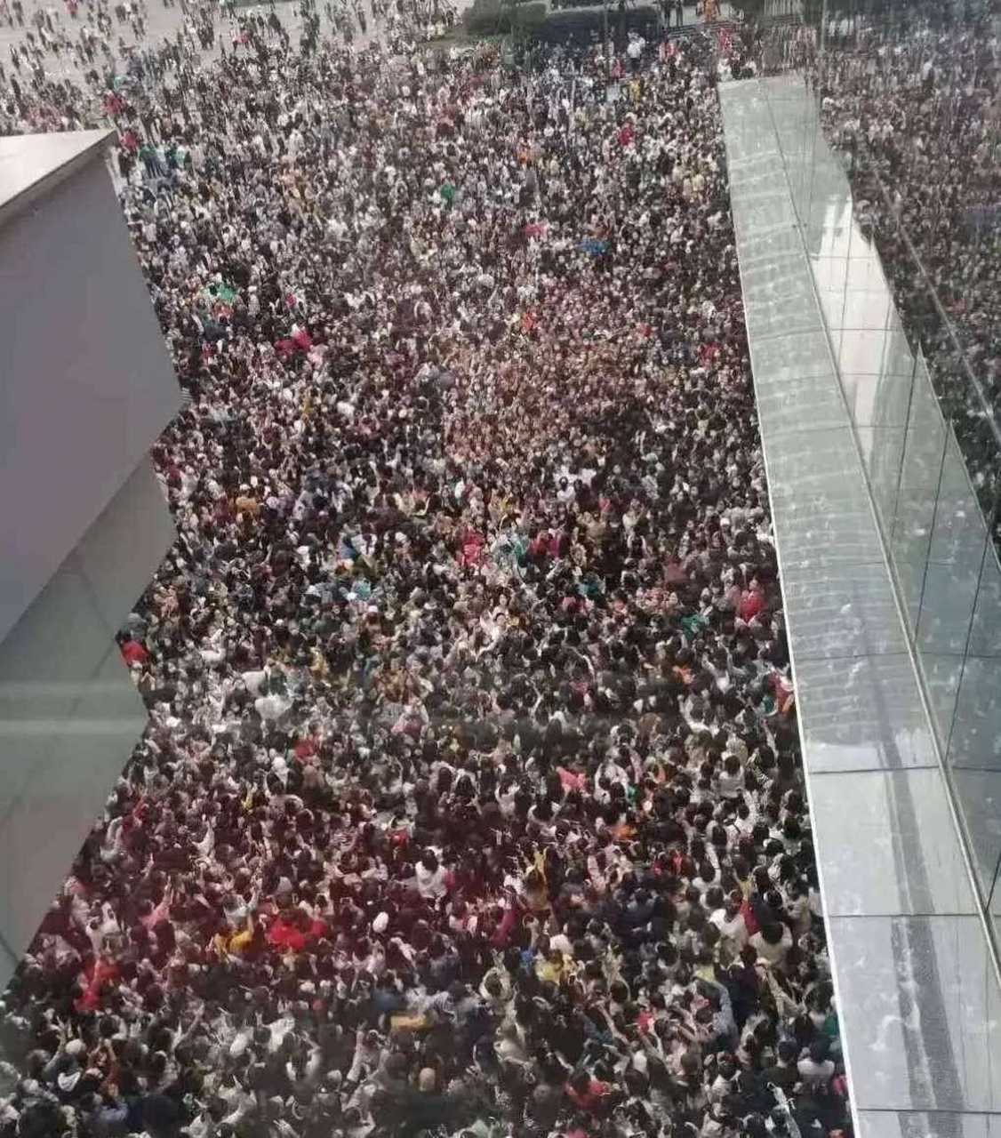 易烊千玺去了成都参加活动,围观的群众堪比运车站等待回家的打工者.