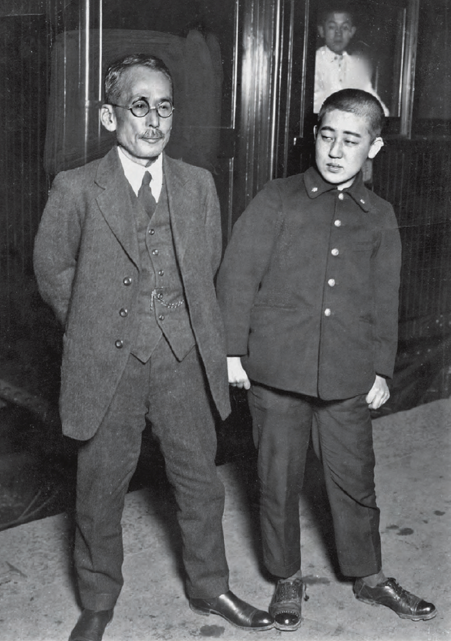 清朝灭亡后,生父善耆将其送与川岛浪速做养女,随后者改名并前往日本