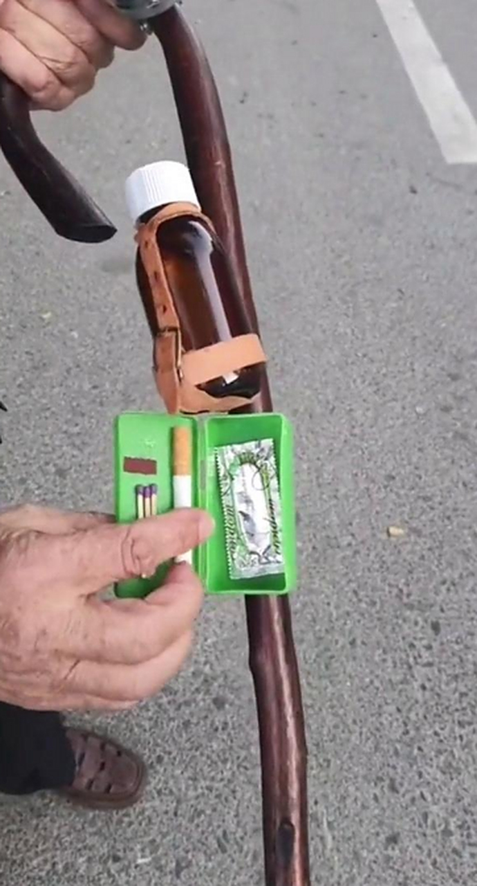 大爷这拐杖看着真不错,像个小仓库一样. #趣图搞笑# #搞笑