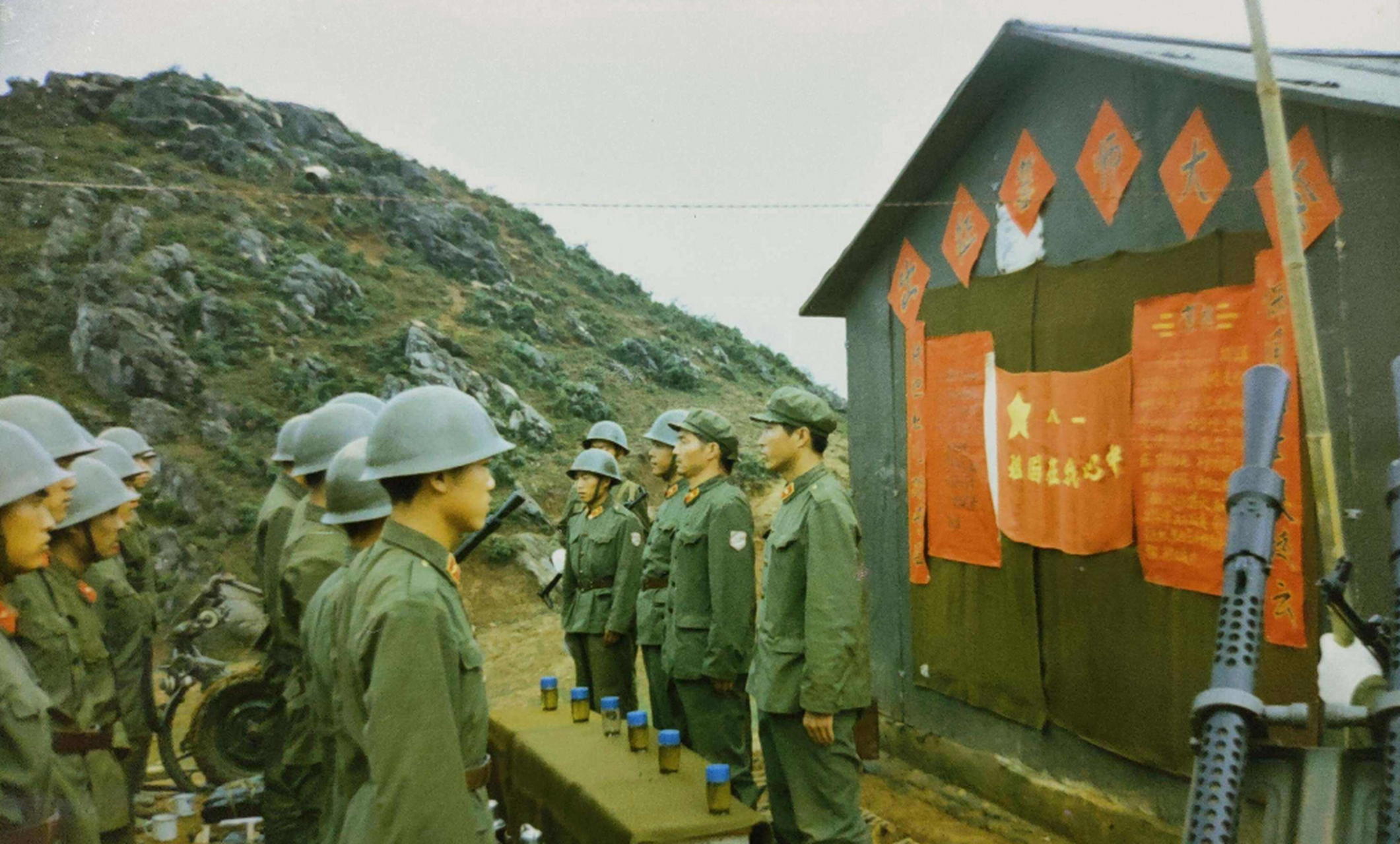 84年4月,老山戰役前線,黃登平突然看到霧中閃過十幾個人影,黃登平彙報