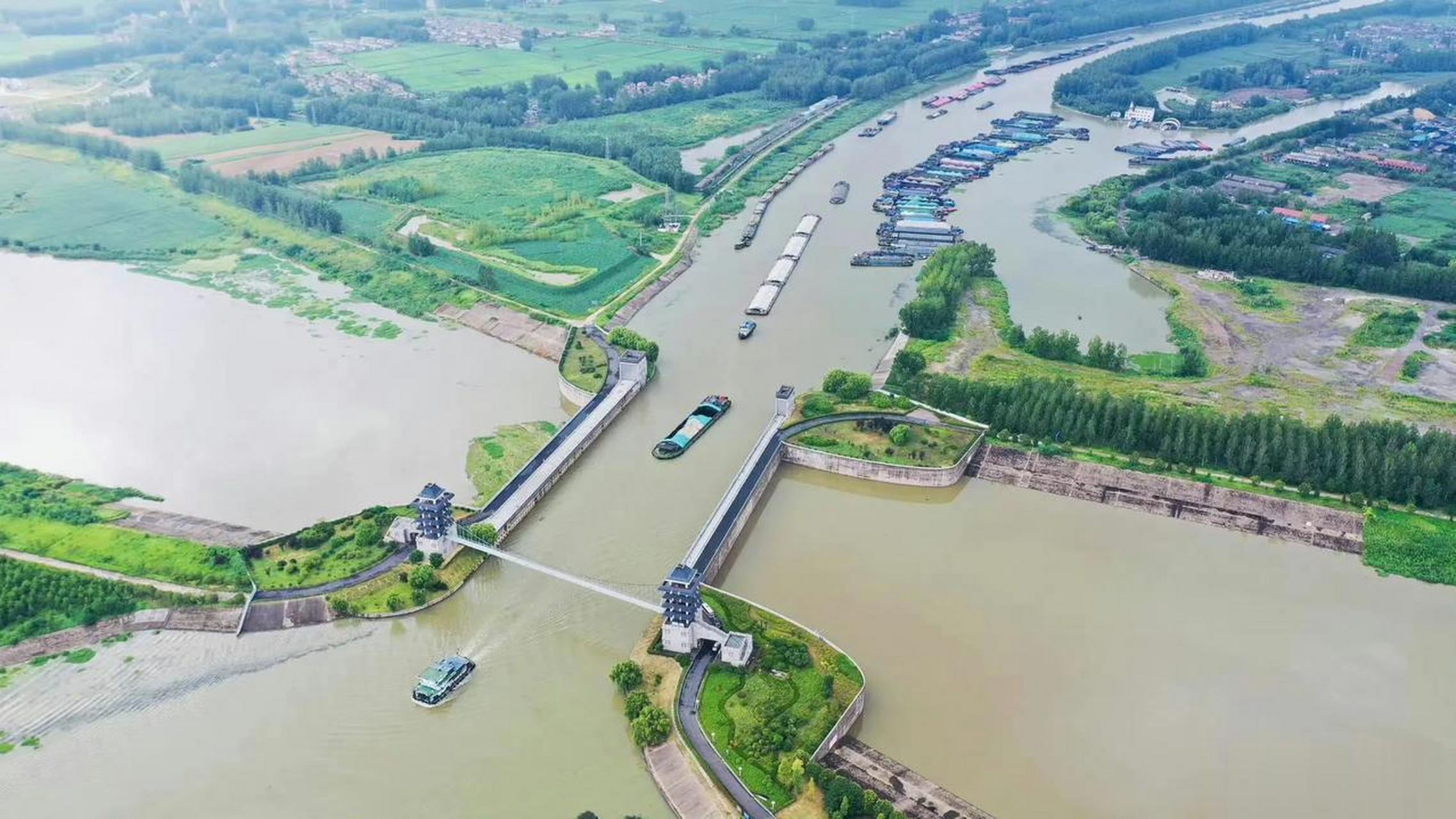 淮安水上立交,京杭大运河和淮河入海水道,苏北灌溉总渠交汇处的综合