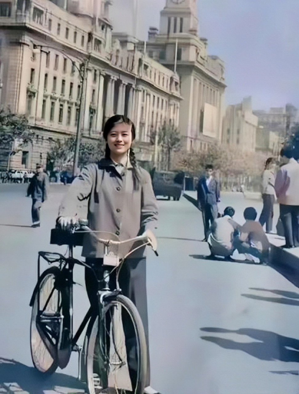 20世纪70年代,同时代下骑自行车的中美女孩.