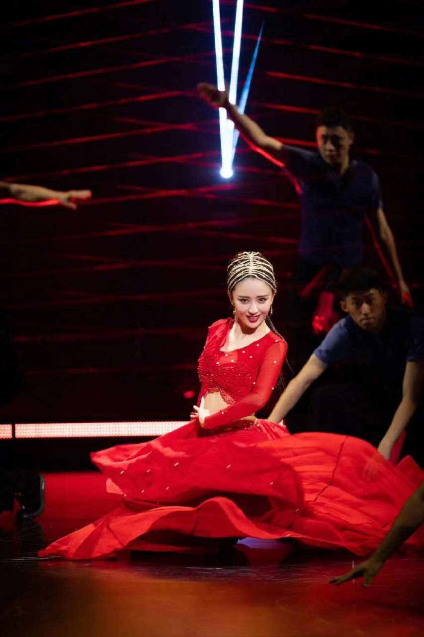 佟丽娅跳新疆舞时有多美?