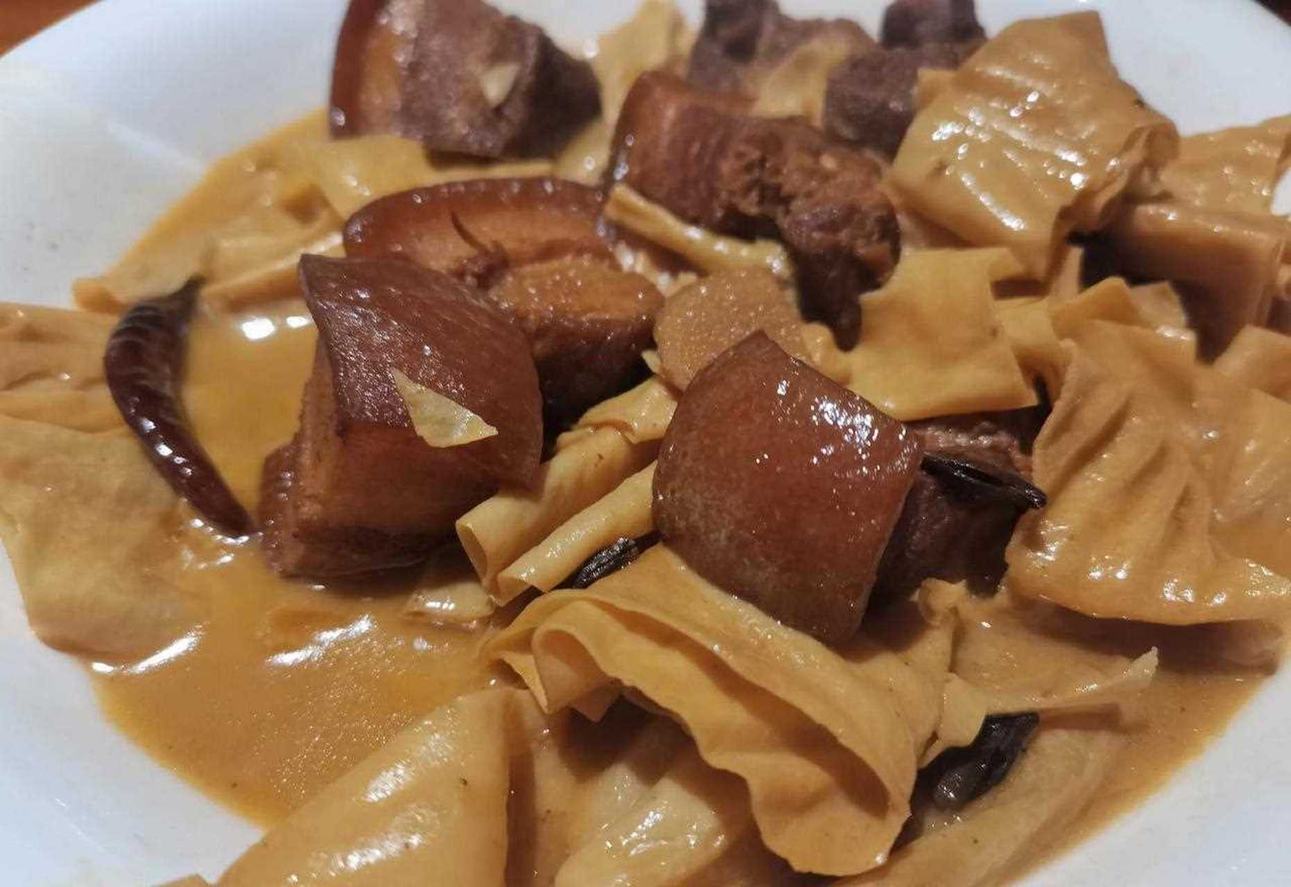 红烧肉豆腐皮,花卷,腌菜红豆汤[嘘]