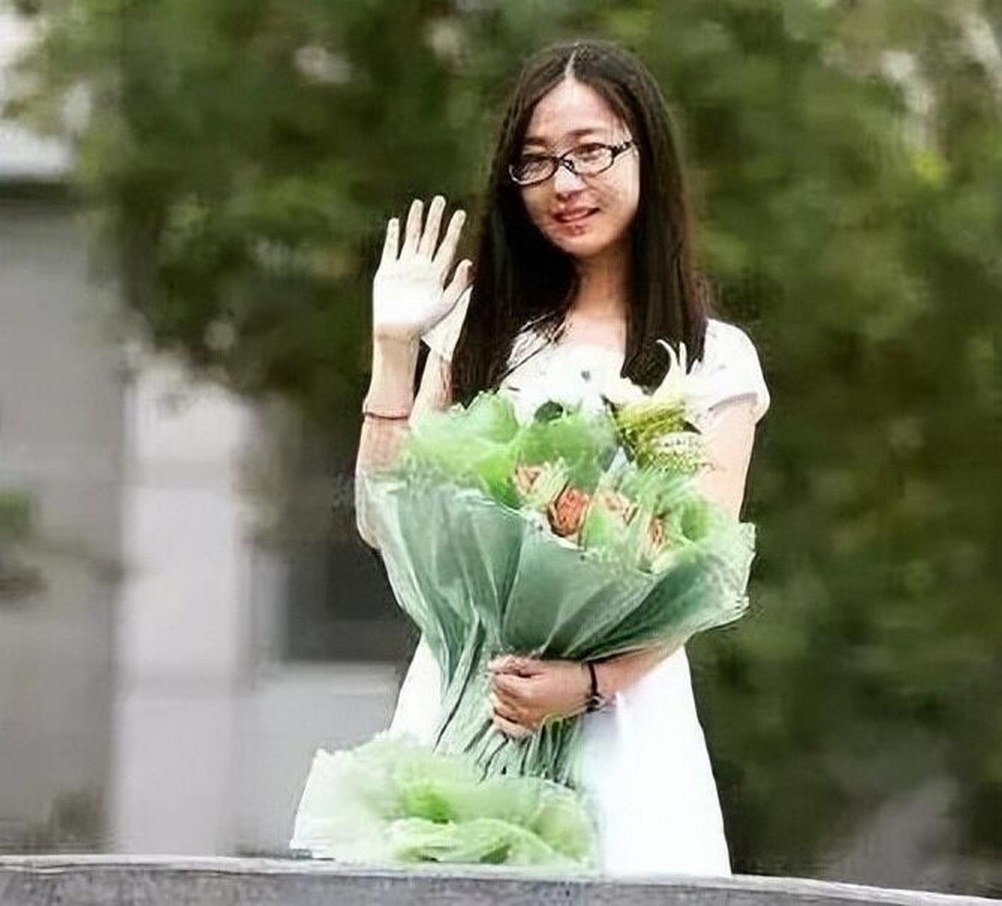 2015年高考后,留守女孩陈凤竹643分成为湖北省文科状元,语文131,数学