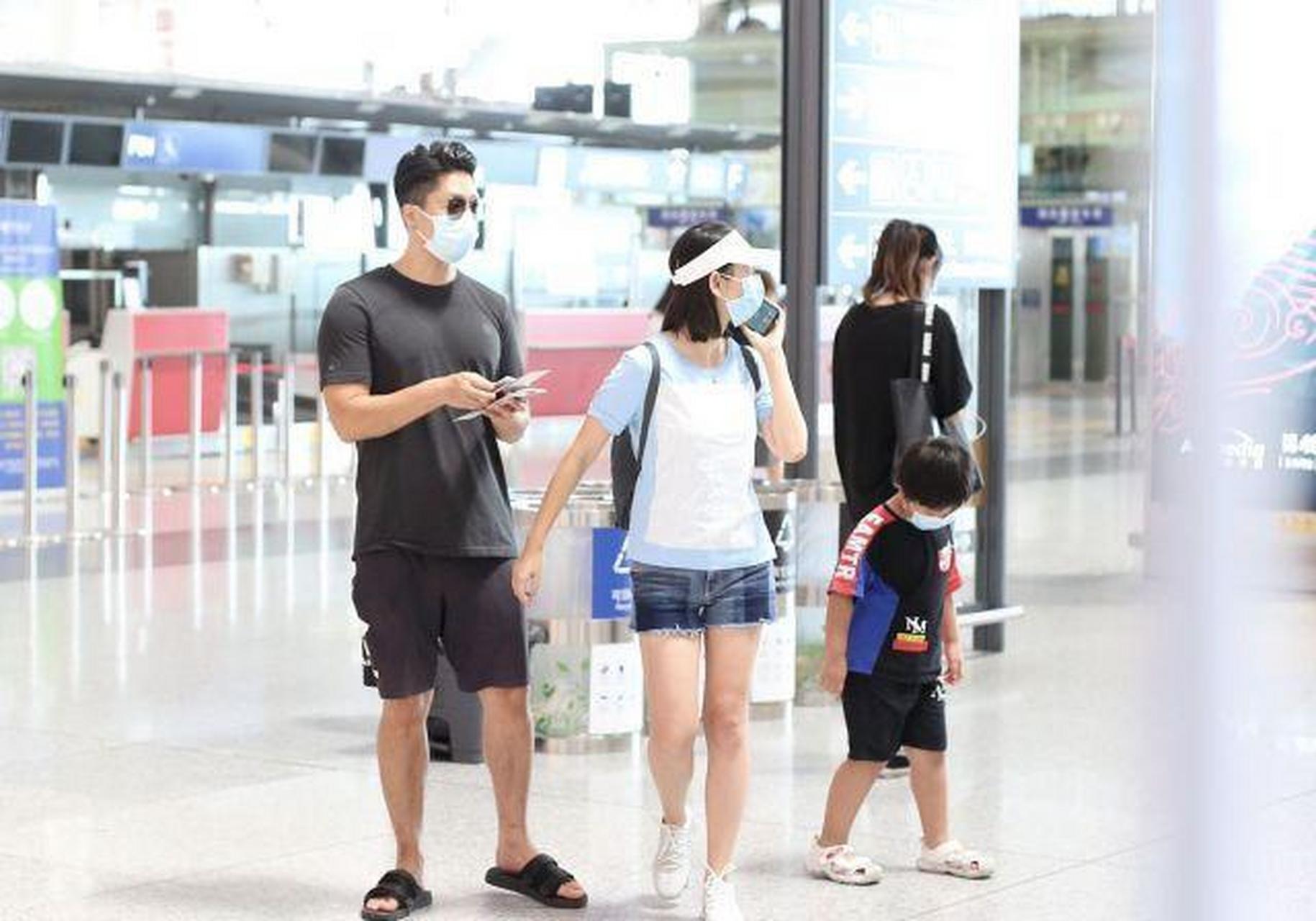 凌潇肃唐一菲带儿子走机场,凌听跟爸爸如饼印,唐一菲热裤秀长腿