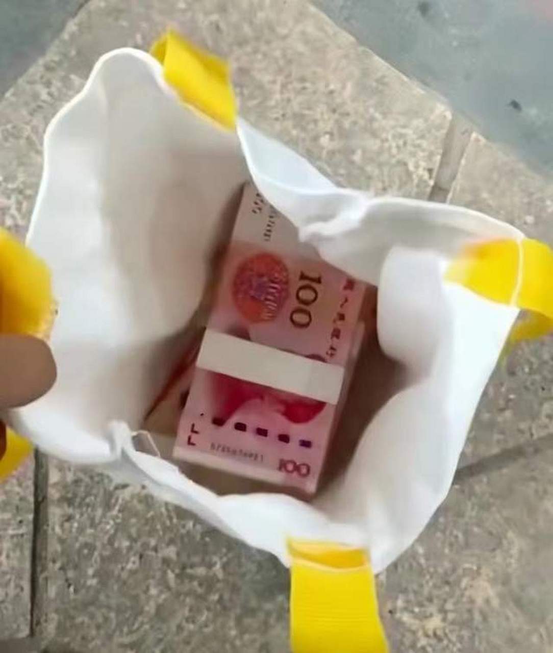 4岁男孩捡到10万现金,他爸爸的做法震惊了不少人  广东中山4岁男孩在