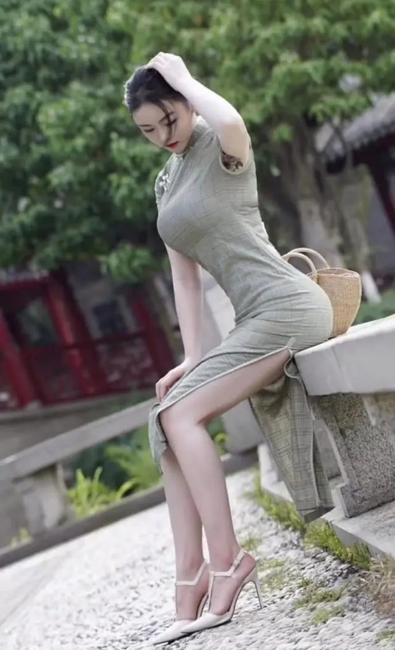 左公子的这袭旗袍非常的紧身,穿旗袍沙漏身材吸睛,还长着一张初恋脸