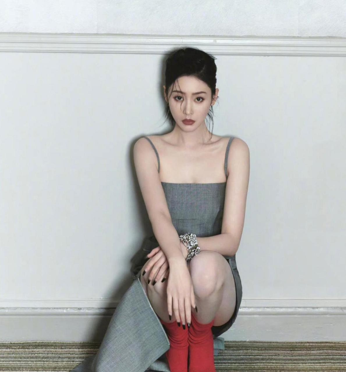 网友:张天爱巴黎时装周红袜子造型 今年是她本命年吗