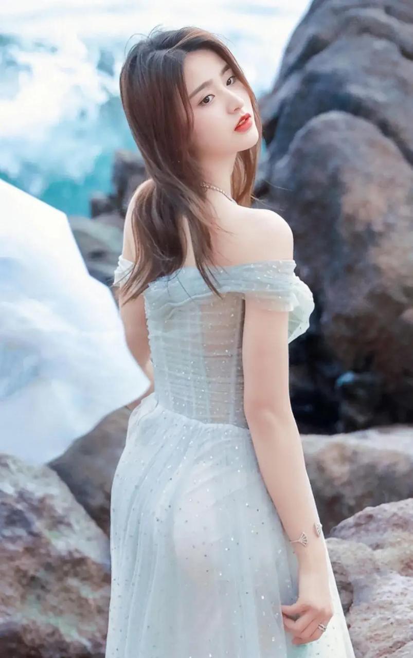 金子涵到海边拍摄时尚大片,身穿蓝色薄纱长裙展现"丰满美",这才是真正