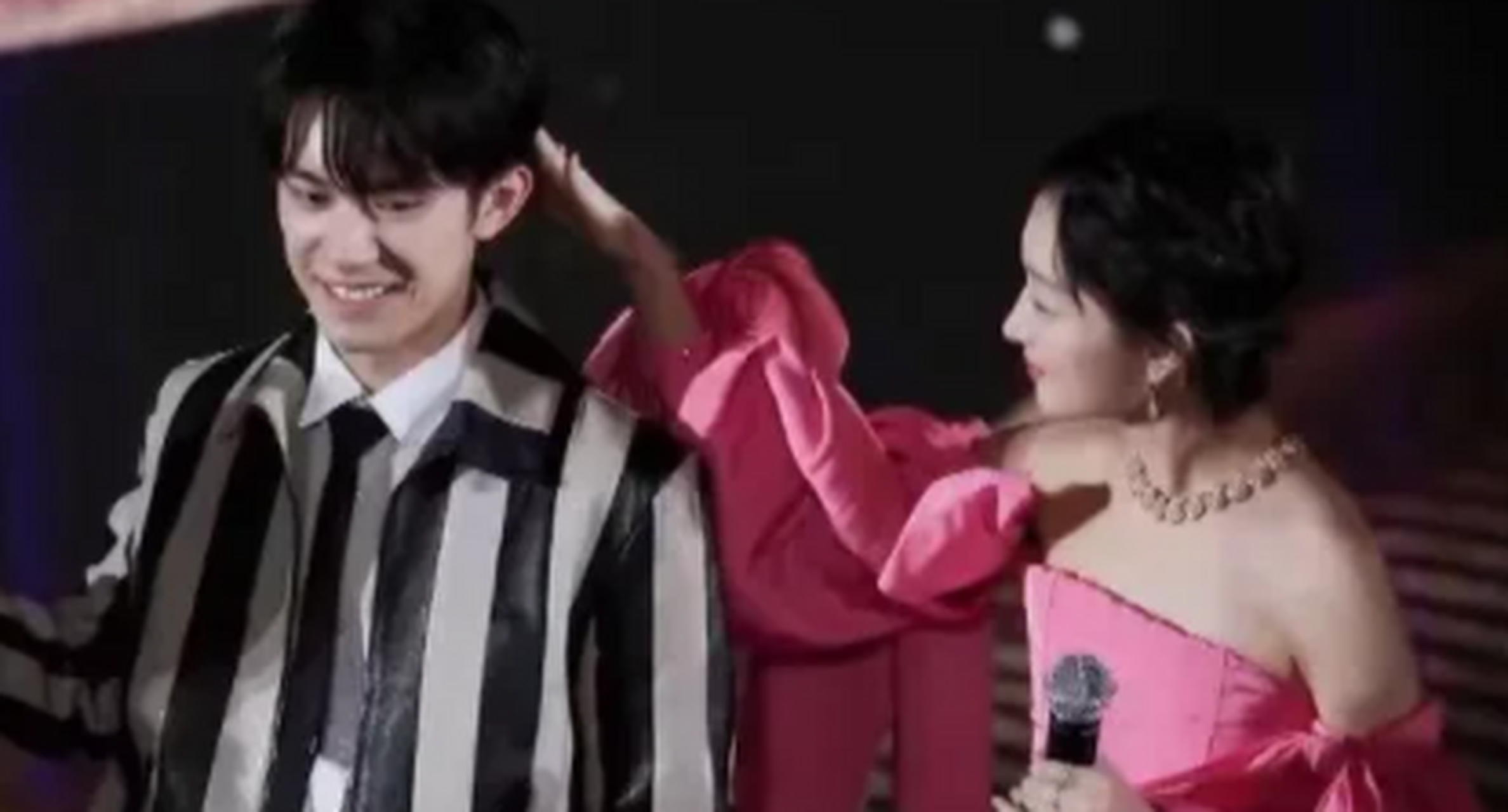 周冬雨与富二代唐培彦恋情疑似曝光,两人看电影,逛商场,吃饭,前往酒吧