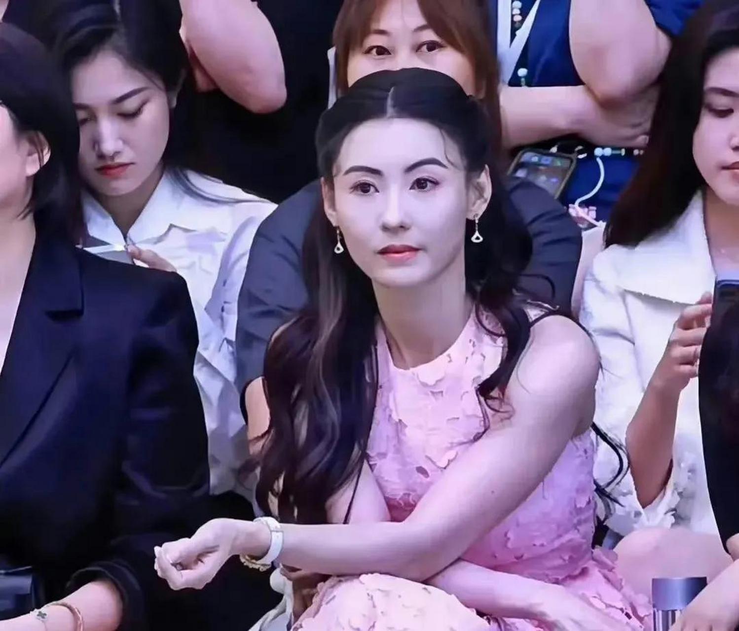 张柏芝出席上海时装周,医美过度脸疲惫又僵硬!