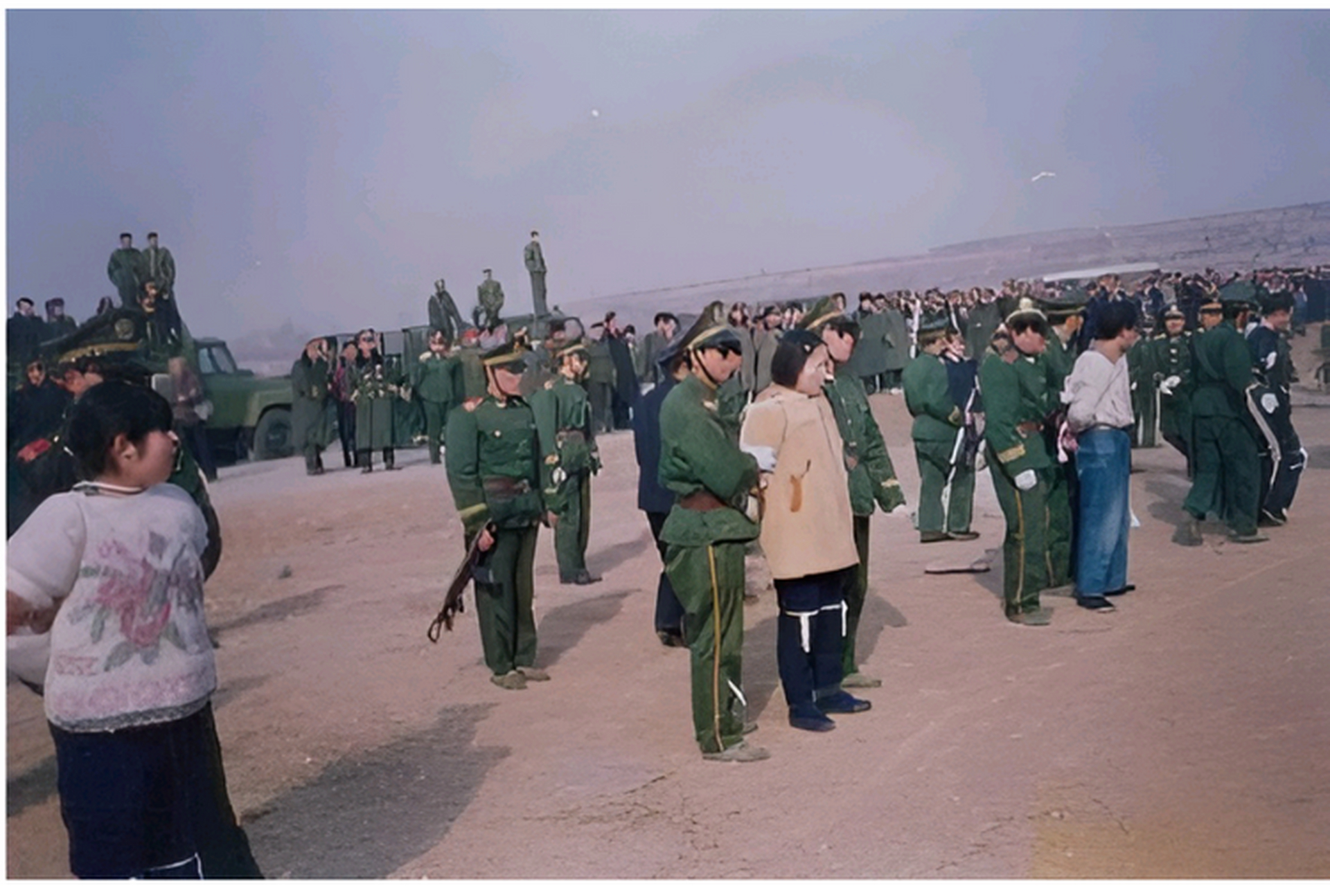 1995年,将被押赴刑场的苏小敏,画面中的她双手被反