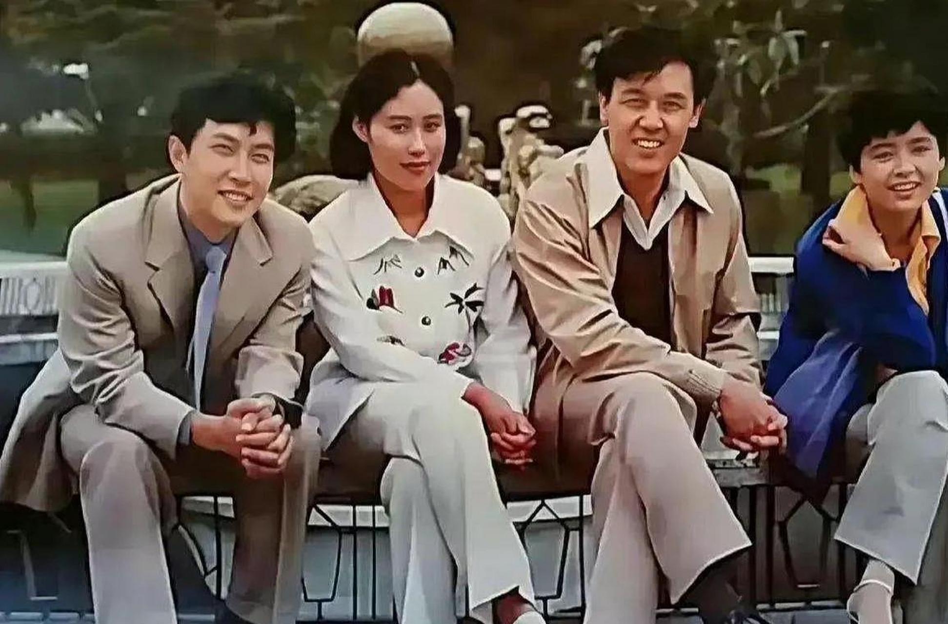 八十年代四位影星合照,照片从左到右分别是唐国强,斯琴高娃,达世昌