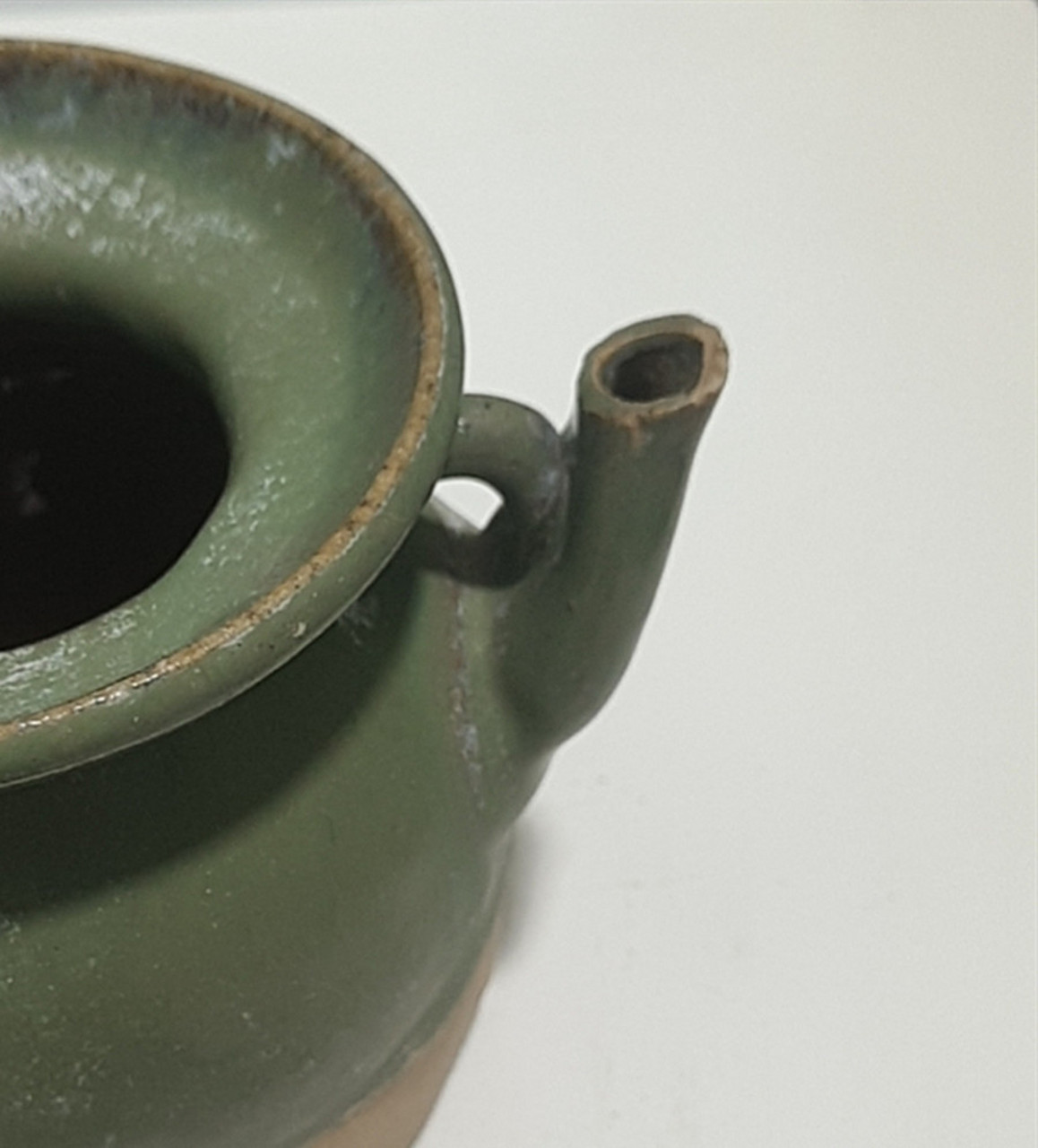 瓷器鉴赏:#瓷器#  &藏友咨询:绿釉执壶,高17公分,请老师断代,估价!