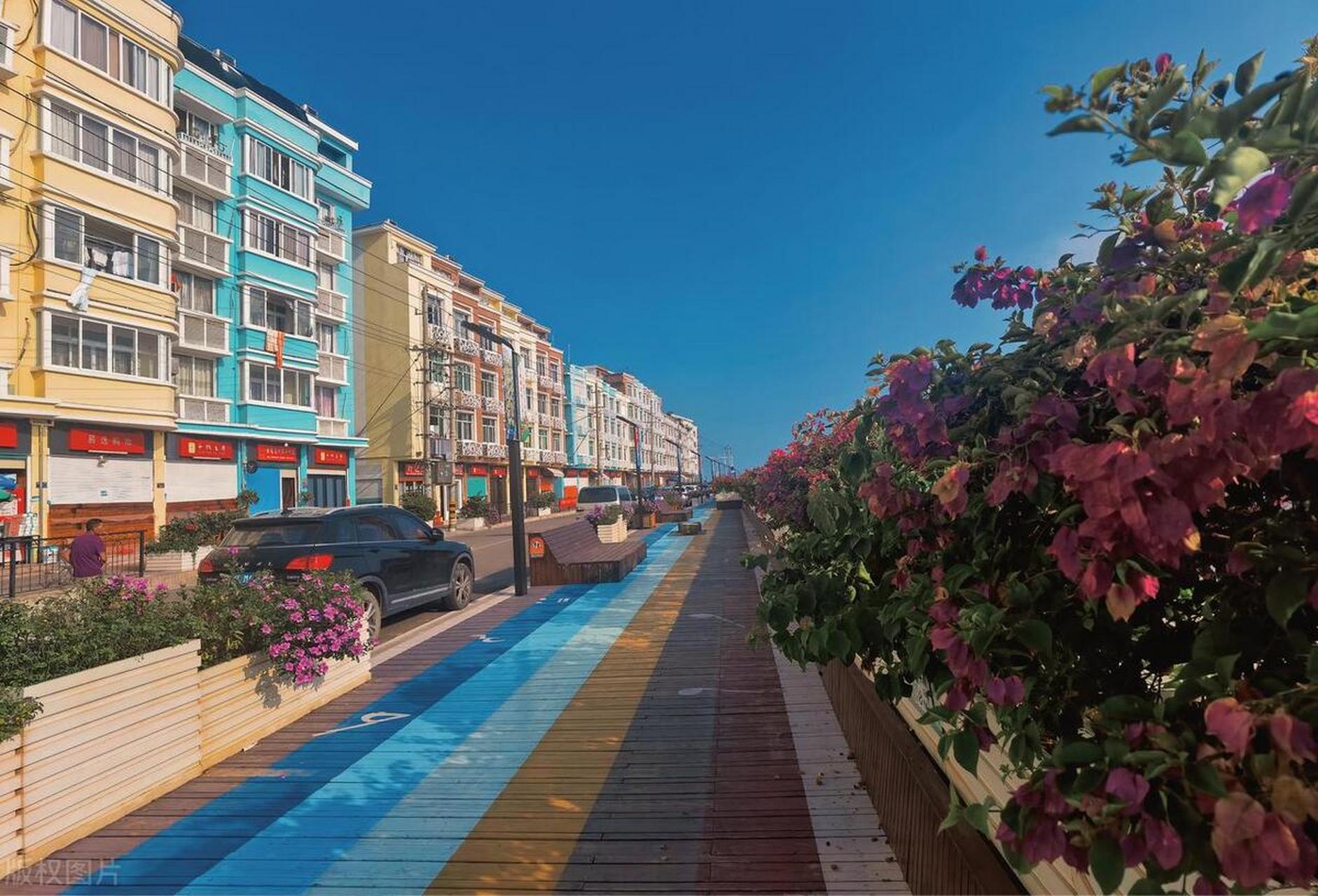 走进霞关,蓝白相间的建筑物映入眼帘.