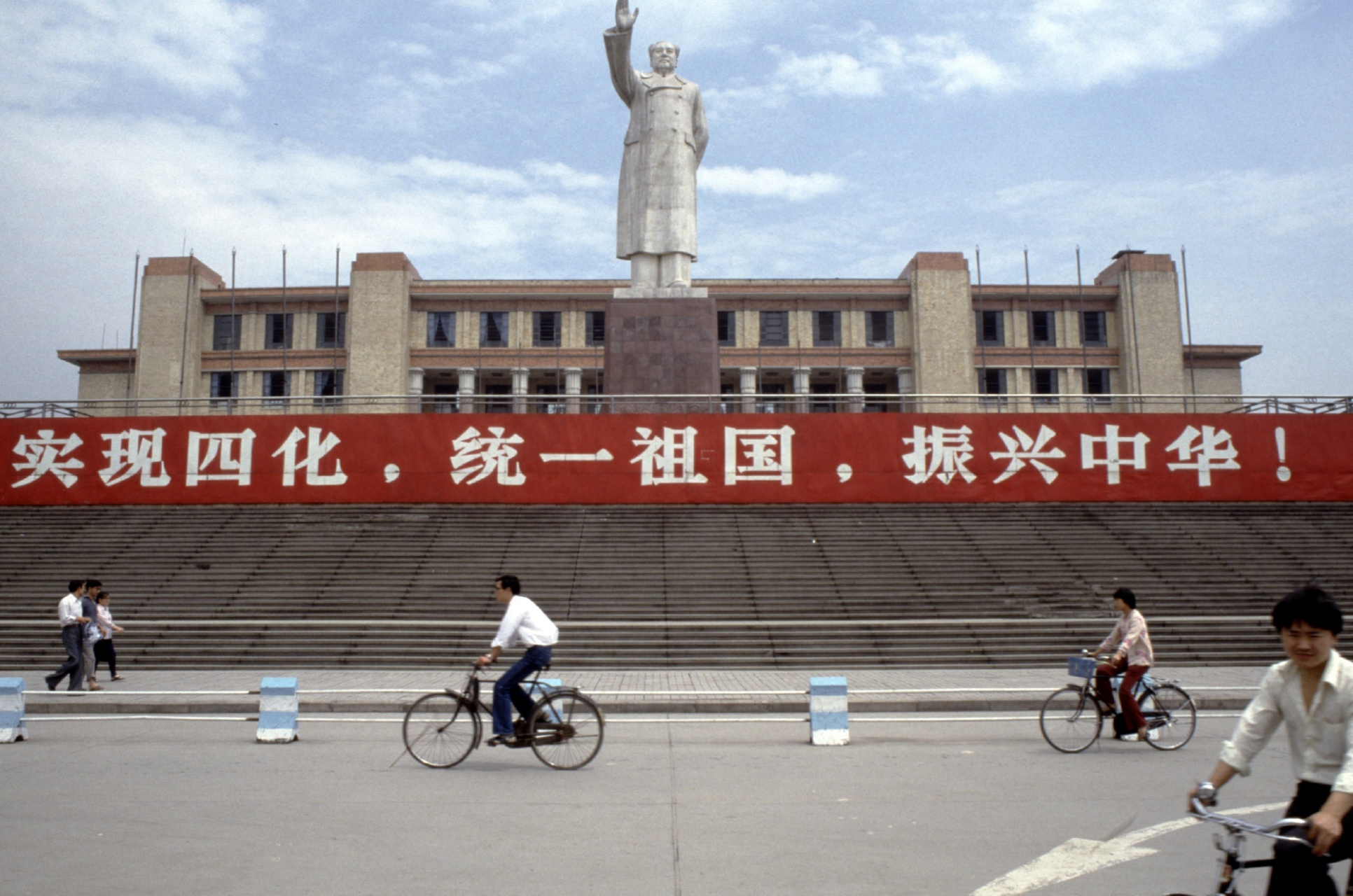 1985年,成都天府广场!横幅上的三个愿望,如今就剩一个还没实现!