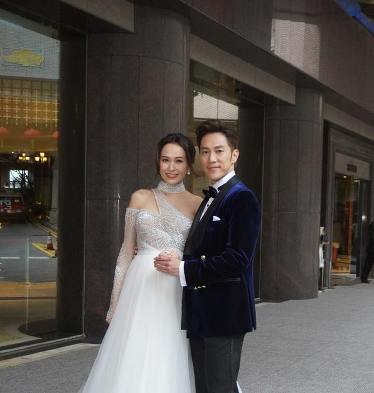 组图:汤怡麦秋成婚礼现场照释出 两人穿婚纱西装养眼登对[坏笑]
