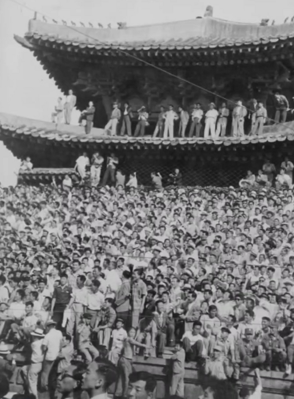 大约100万首尔人聚集在一起,欢迎来访的美国总统艾森豪威尔.