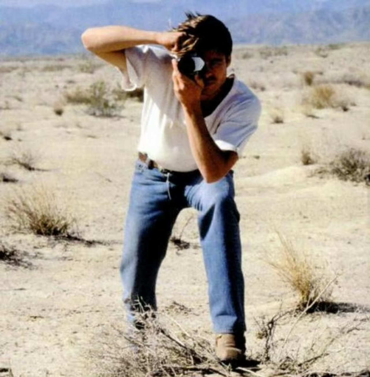 1990 年,布拉德皮特为 levis 501 牛仔裤拍摄的广告.