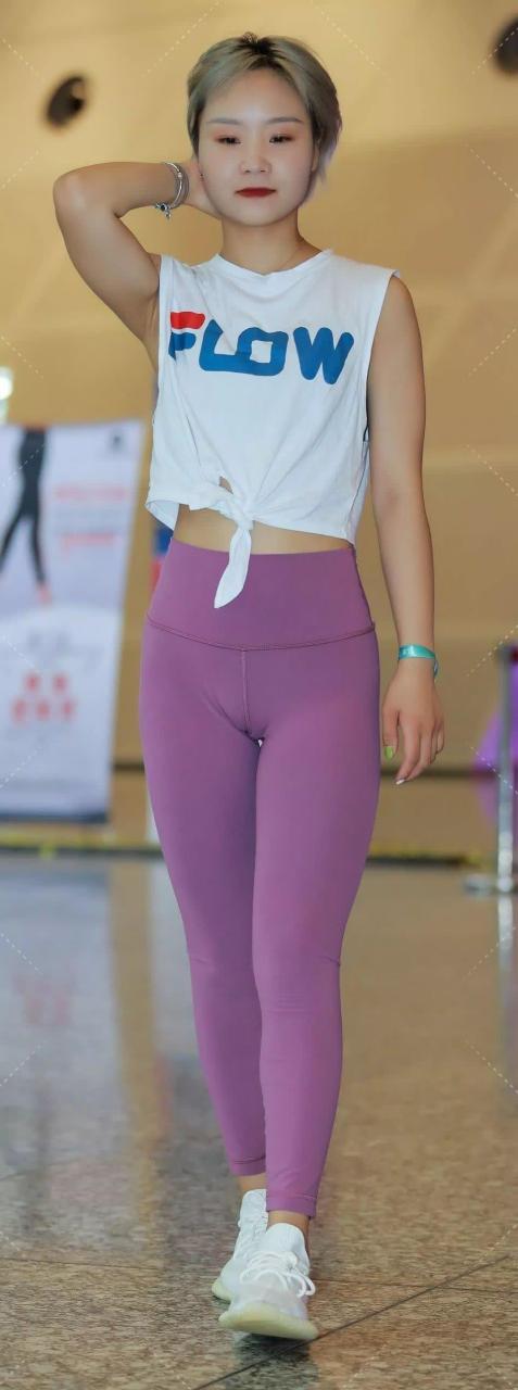 街拍:紧身瑜伽裤短发美女!