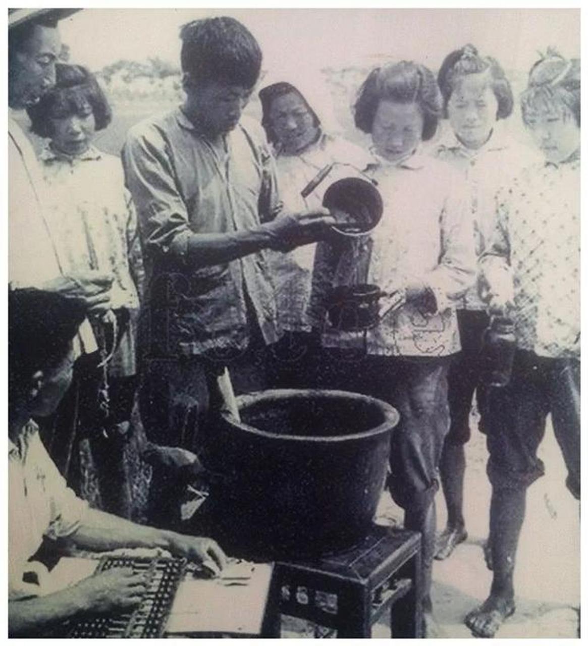 上世纪70年代的邛崃,那个时候的生活条件,家家户户都是泥砖房子