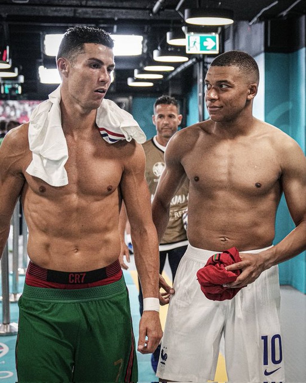 对比才能显示出差距,姆巴佩的身材和肌肉线条和c罗相比还是差一些的.