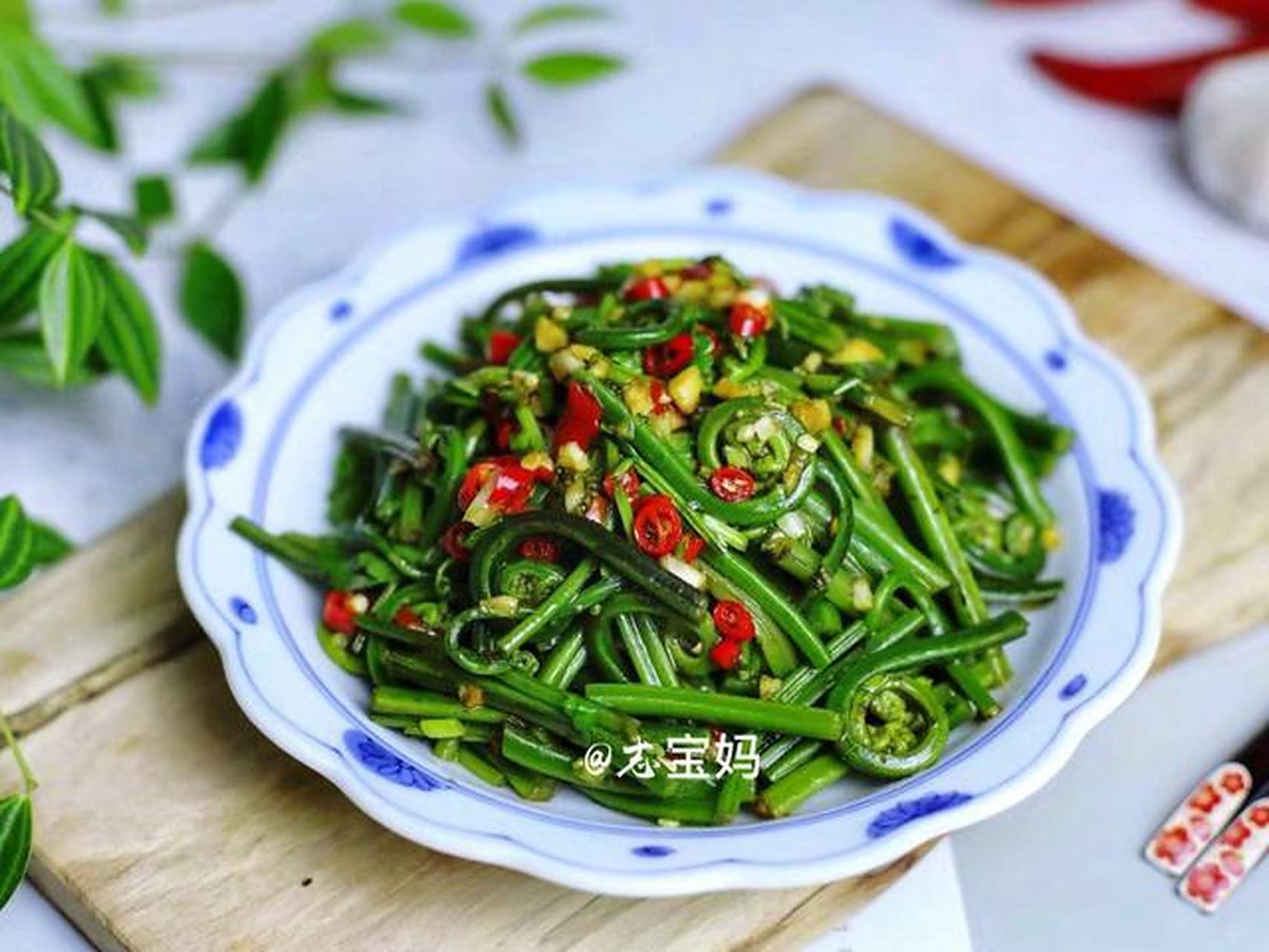 凉拌蕨菜开胃又下饭,每次拌一大盘,家人抢着吃,三两下就吃光了.