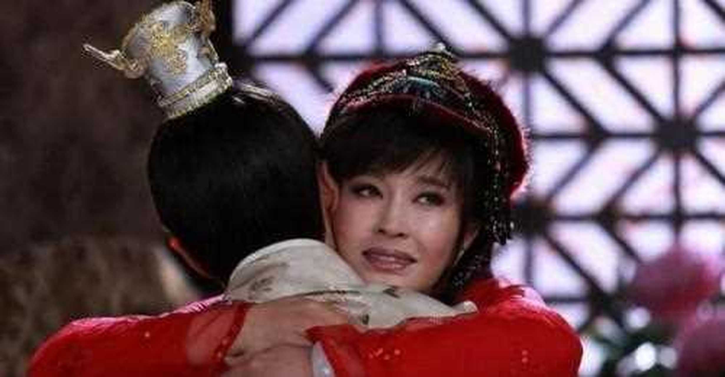 在2007年,54岁的林青霞回祖籍山东莱阳去探亲时,有一个80岁的老妇人坐