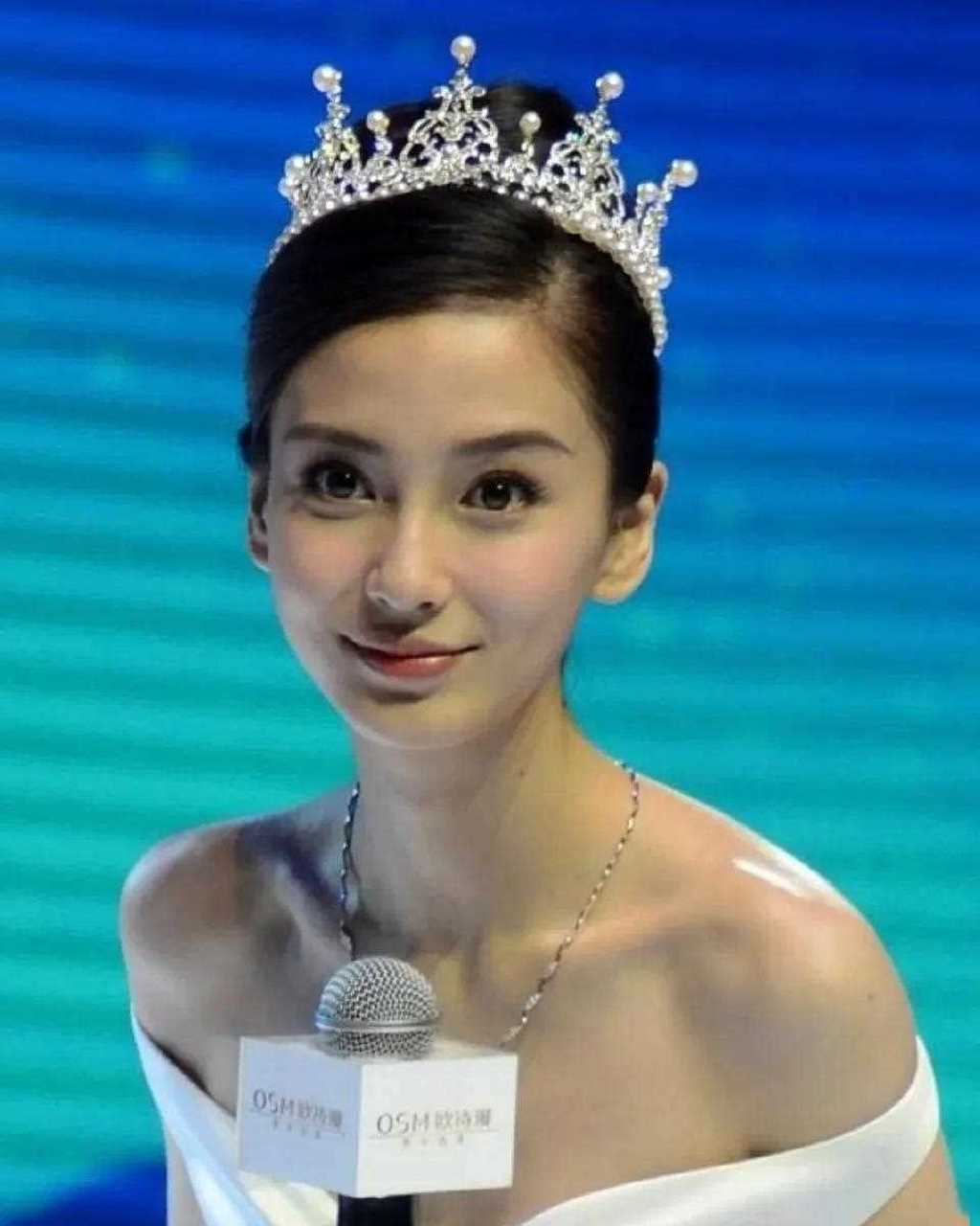 angelababy这两个造型真的太美了,戴上皇冠的样子真好看,这是真正的
