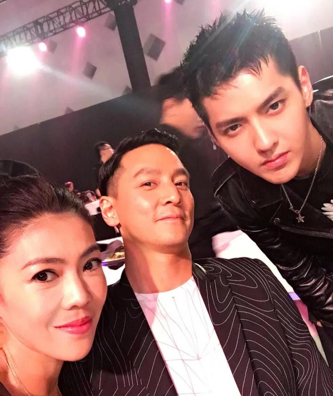 gif创作人# 吴亦凡当红时候,不管是多大咖位的明星,都主动和他合影