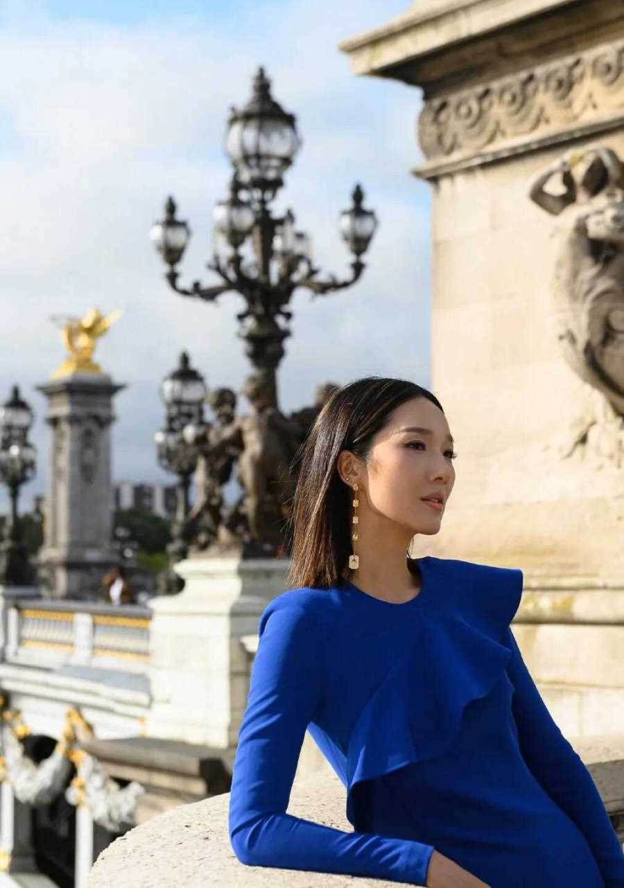 王祖藍老婆李亞男身穿elie saab 2019秋冬系列裙裝,亮相巴黎時裝週