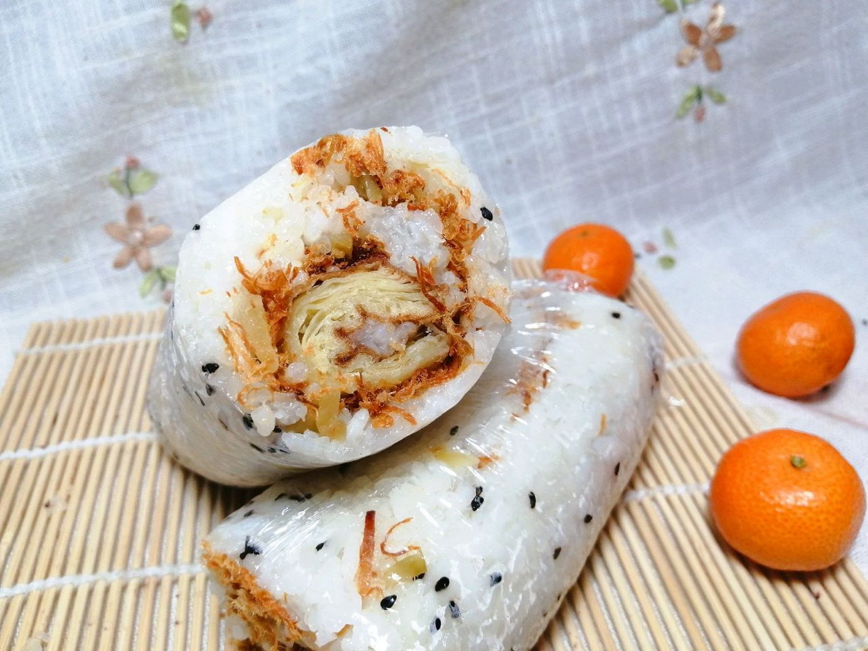 粢饭团  粢饭团的用料 糯米200g,大米100g肉松100g,榨菜一小块,芝麻5g